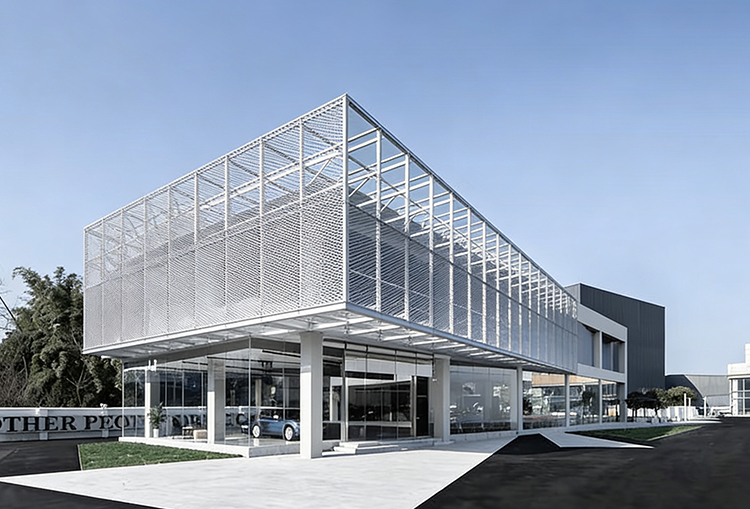 EXHIBITION HALLS & SHOWROOMS